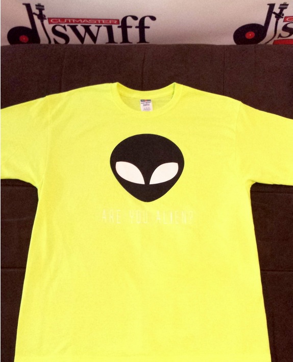 Picture of an Are you an Alien T-shirt (yellow)